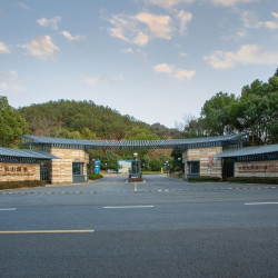 宁波东钱湖华侨豪生大酒店（二灵山温泉）1晚+旅拍服务和音波疗愈1次+温泉票/淘气堡/双人鹿野门票(3选1）
