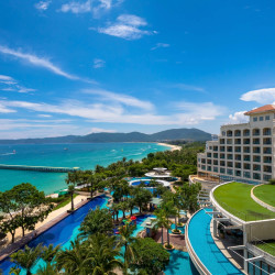 三亚亚龙湾海景国际度假酒店1晚+双人游艇出海+专业旅拍+免税店班车