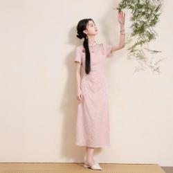 三彩 2026夏季新中式淡粉连衣裙显瘦藏肉遮肚子大码