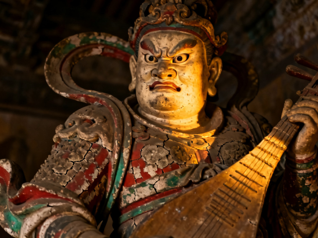 唐代彩塑持国天王特写：怀抱琵琶，怒目圆睁，斑驳裂纹