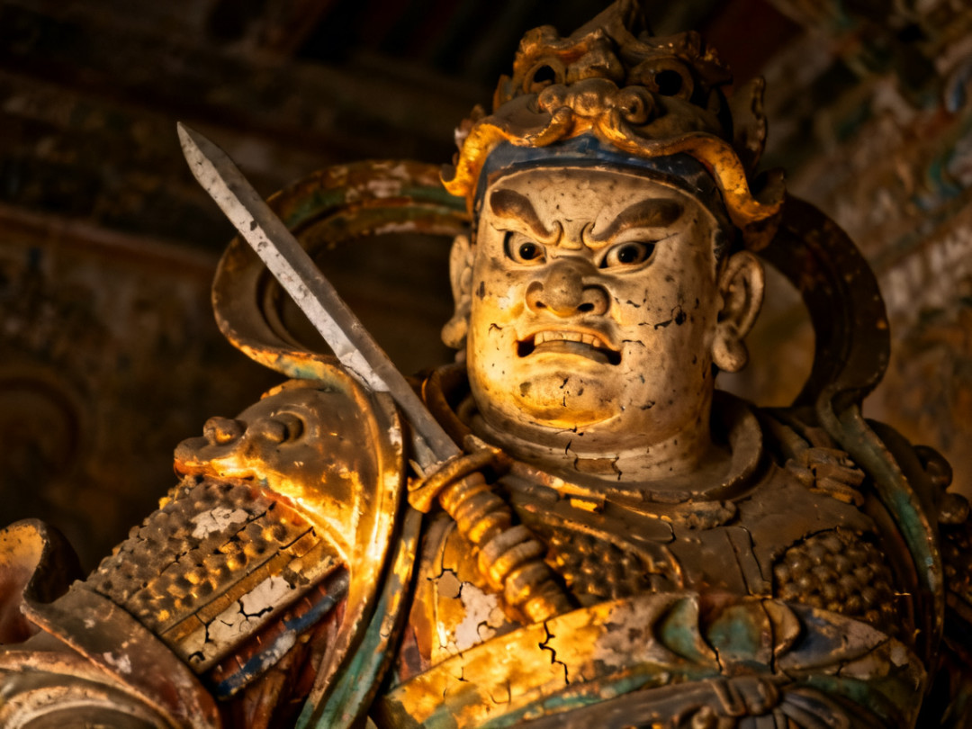 唐代彩塑增长天王特写：手持长剑，高大威猛