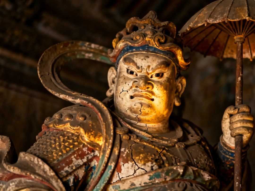 唐代彩塑多闻天王特写：握宝伞，面容威严