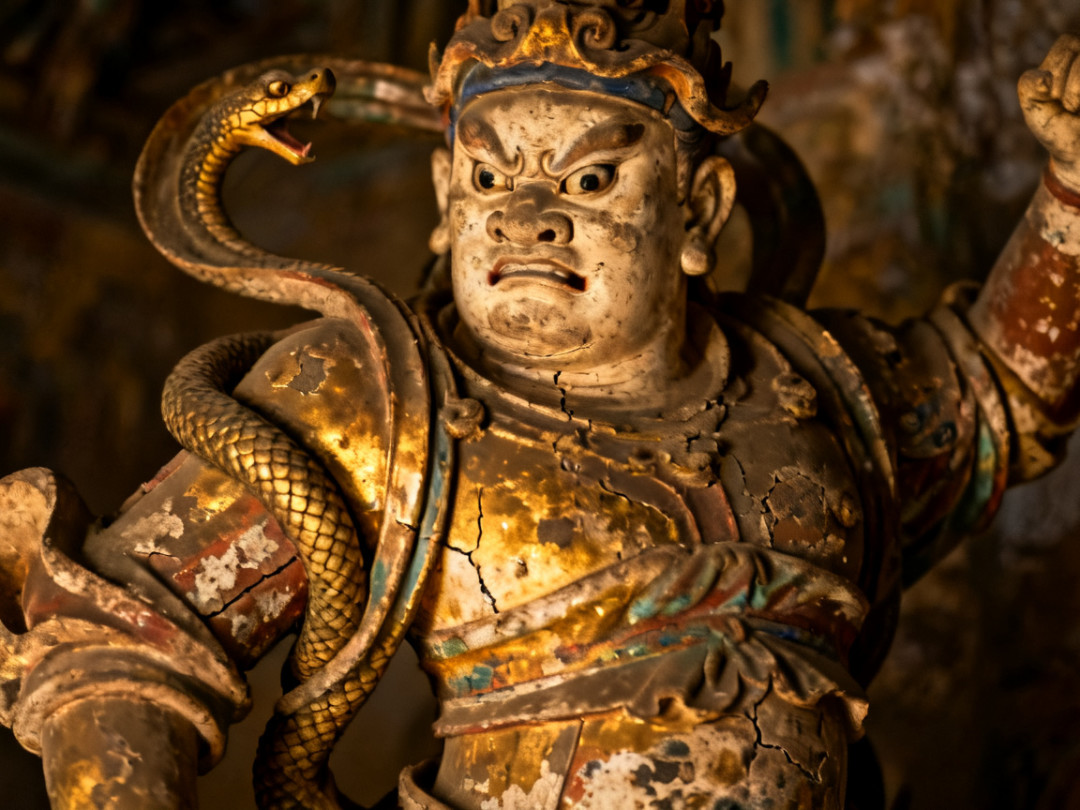 唐代彩塑广目天王特写：手臂缠蛇，怒目圆睁