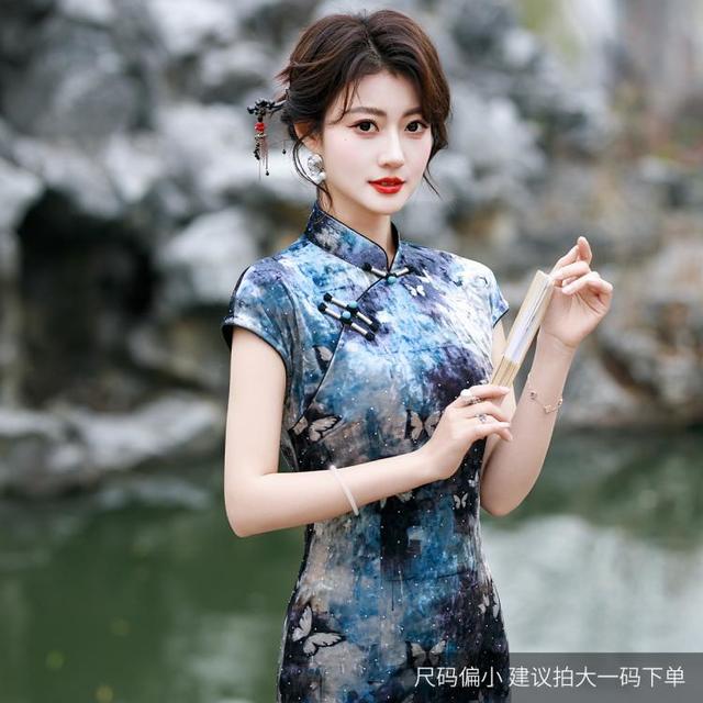 鳄鱼恤 蓝调水墨旗袍蝴蝶烫钻立领盘扣新中式长款连衣裙