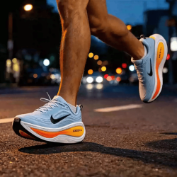 NIKE VOMERO PLUS 运动训练跑步鞋 43