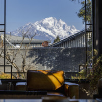 移动端：览隅LANYU雪山观景·度假酒店（丽江古城店）1晚+玉龙雪山索道三选一✖双人票+古城庭院松弛感下午茶...