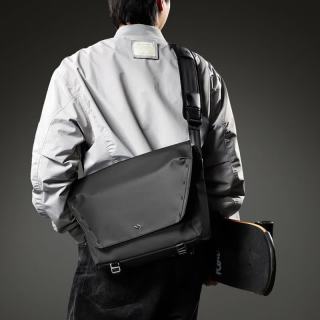 Inateck 男士斜挎包 磁吸扣大容量邮差电脑包 14英寸笔记本适用 曜石黑