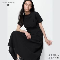 优衣库 484421 刺绣贴花 黑色 S 女装T恤
