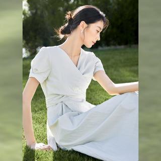 对白 V领肌理感绑带设计短袖连衣裙