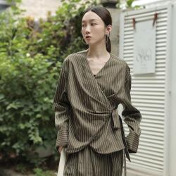 噢姆 军绿色条纹西装气质V领文雅斜门襟系带上衣女式衬衫