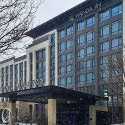 长春国际影都万达锦华酒店1晚+万达茂滑雪场初级三小时滑雪票2张+万达茂雪场摆渡车
