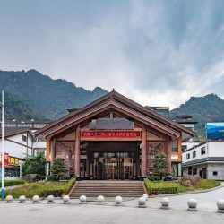 三清山远洲度假酒店（东部金沙索道店）1晚+逍遥谷门票两张+三清山旅游地图1份+登山杖免費使用