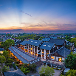 唐城水韵度假酒店2晚+欢迎水果+欢迎饮品+双人扬州特色早茶套餐+双人汉服旅拍+1份篆香手作体验+2张瘦西湖景点白天...