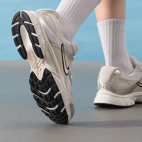 NIKE V5 RNR 女款休闲运动鞋