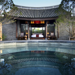 丽江悦榕庄2晚+单人30分钟苹果绿茶磨砂一次+欢迎水果+有氧骑行+夜床礼遇+服饰体验+网球场使用一次+酒店至三义机...
