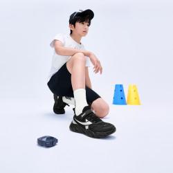 特步 男中大童缓震防滑跑步鞋