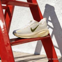 NIKE VOMERO 18 女子跑鞋 IQ1155-101