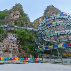 十渡东湖港风景区-（门票+悠悠桥+瀑布群+双程缆车+七彩玻璃栈道+天空之镜+眺望台+东湖喊泉+七彩玻璃漂流）