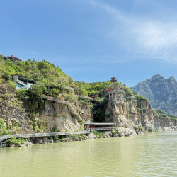十渡聚龙湾 一票通（门票+高山漂流+高空玻璃栈道+八仙山体溶洞+飞天魔毯+9D影院VR+哈雷摩托+真人CS）