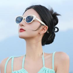 真享 太阳镜 海边度假 开车出行