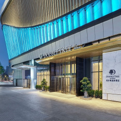 【暑期可用】成都滨江希尔顿逸林酒店1-2晚+1大1小大戏台茶馆套餐