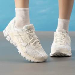 NIKE ZOOM VOMERO 5 女款跑鞋 IB8929-100