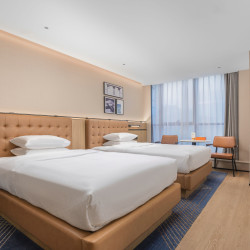 成都高新会展中心福朋喜来登酒店2晚+定点送机送站、景点直达+免費自助洗衣+免費停车+大堂吧五折折扣券