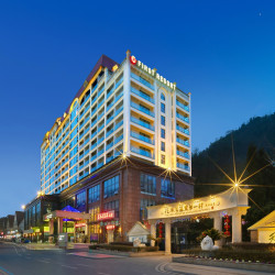 成都花水湾第一村温泉大酒店2晚+无边际泳池+2大1小无限次森林温泉+空中漂流玻璃水道