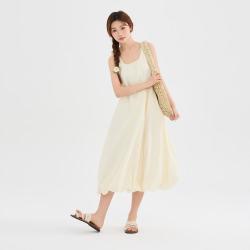 三福 连衣裙2026夏季褶皱宽肩带U领收腰花苞裙子女装525776