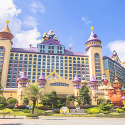 广州长隆熊猫酒店1晚+双人两天动物世界、欢乐世界、飞鸟乐园门票+双人两天水上乐园4.17-10.6入住享