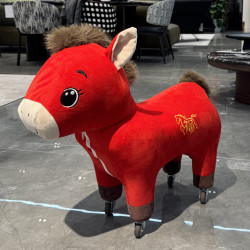 2026马年吉祥物凳子家用万向轮小矮凳儿童溜溜椅客厅创意滑轮板凳