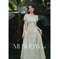 谜秀 暗纹竹叶提花连衣裙女2026夏季泡泡袖月牙褶显瘦裙子