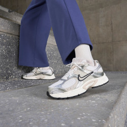 NIKE 女子轻便运动鞋夏透气复古跑鞋风反光装饰NIKE V5 RNR HQ7901 104山峰白/浅土褐/帆白/黑 38