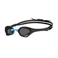 arena 阿瑞娜 Cobra Ultra Swipe 竞技男女泳镜，镜面/非镜面镜片，防雾，防紫外线，双带,Dark Smoke / Black / Blue,Swipe Anti-Fog Non-Mirror (NEW)
