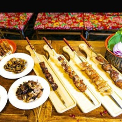 烧烤2-3人餐｜飞剑大串+辣炒海鲜+酒水+凉菜