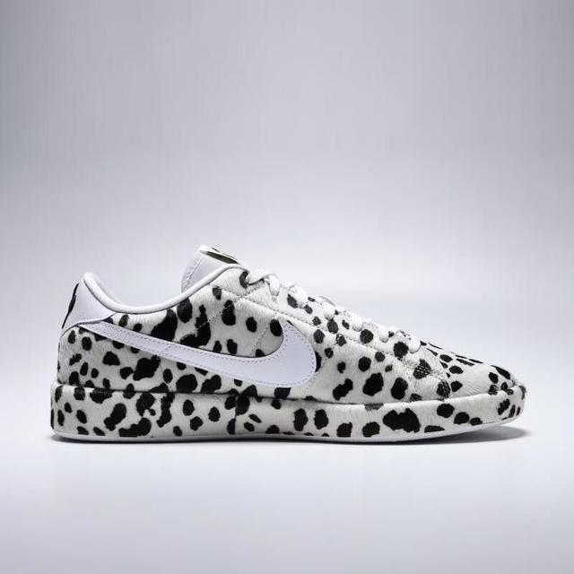 黑白波点：NIKE TENNIS CLASSIC CS PRM 男子 JA8560-100
