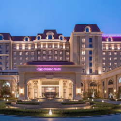 青岛东方影都皇冠假日酒店2晚+融创水世界门票2张+皇冠家族周末亲子营活动+恒温泳池及健身房
