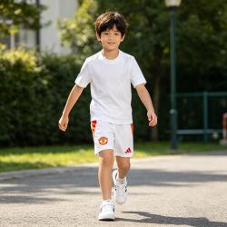 adidas 大童运动休闲白短裤透气舒适撞色拼接训练足球运动短裤