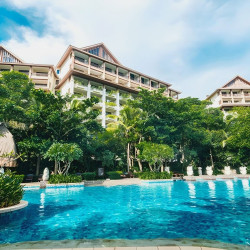 三亚亚龙湾石溪墅建国度假酒店2晚+海棠湾免税店穿梭巴士+精美网红旅拍+亚龙湾海滩往返穿梭巴士接送服务