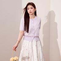 蓝语 温柔轻薄绣花短袖上衣大码女装2026夏季款显瘦圆领开叉针织衫