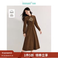 茵曼 灯芯绒连衣裙2026春季女装新款蝴蝶结胸针扣长裙 棕色
