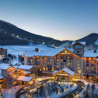 移动端：长白山万达锦华度假酒店2晚+哇酷戏雪乐园(大雪坡项目体​验)+长白山机场接送机+长白山西站高铁站接驳+2大1小金鸡...