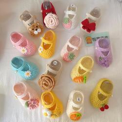 手工钩织宝宝鞋成品