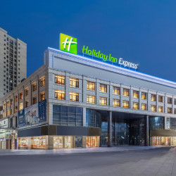 重庆铜梁智选假日酒店1晚+城区内10公里免費接送+单人商务套餐午餐/晚餐2选1