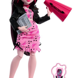 Monster High Fearbook Draculaura HXW30 电影俱乐部主题娃娃和配饰套装,大学夹克,年鉴,剧本和电影配件
