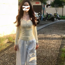 美式甜辣V领奶黄色正肩长袖t恤女春季内搭修身打底衫小个子上衣
