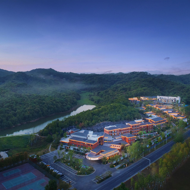 移动端：景德镇雷迪森度假酒店2晚+汉服体验1小时1份+自助陶艺体验1份+首日迷你吧+健身房+游泳池+中餐厅50元代金券1张