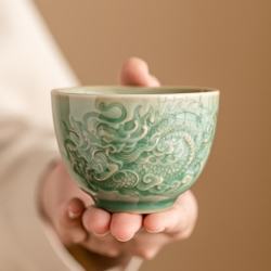 茉舟 密合釉浮雕祥龙纹茶杯主人杯中式功夫品茗杯单个陶瓷茶具杯子 越窑青瓷浮雕祥云龙_碗杯