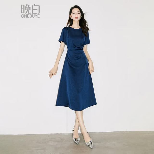 晚白 圆领裙子收腰显瘦丝滑垂顺纯色连衣裙
