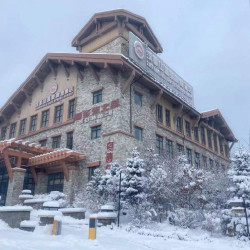 万达瑞景汉拿山温泉酒店3晚+哇酷戏雪乐园(大雪坡项目体​验)+2大1小滑雪（入住期间每间夜包含1次）+长白山机场接...
